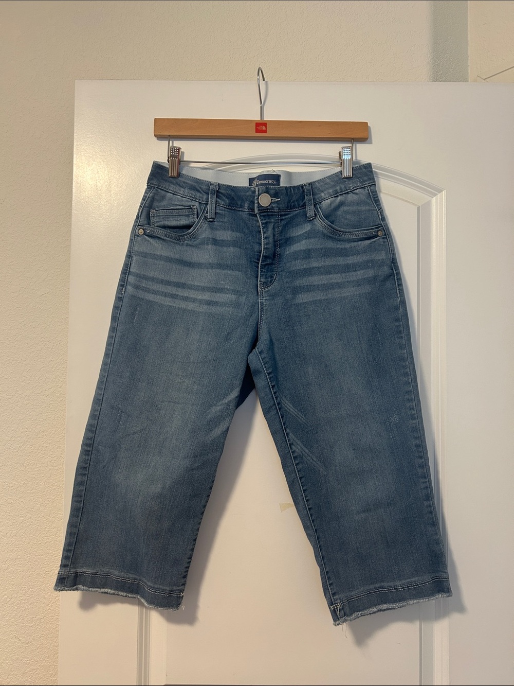 Democracy Ab-solution Capri Jeans with Frayed Hem - Light Blue Wash Size 8
